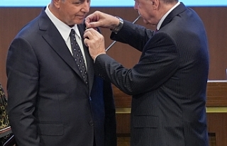 Rozetini Erdoğan taktı