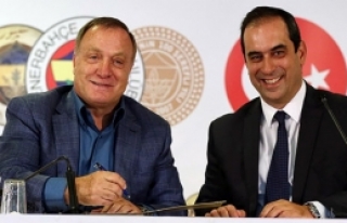 Advocaat resmen Fenerbahçe’de