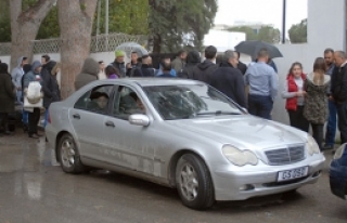 Aileler yağmur  altında bekledi