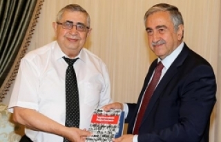 Balıkçıoğlu kitabını Akıncı’ya sundu 