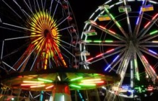 Benidorm turistik bölgesinde lunapark treninden düşen...
