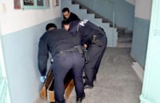 Cesedi halıya sardılar