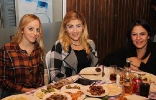 Dostlar efkar dağıtıyor