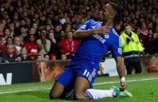 Drogba futboldan kopuyor 