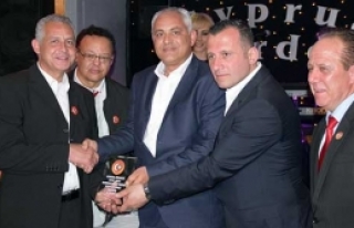 Federasyonlardan plaket takdimi