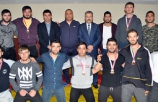 Güreş’te zafer YDÜ’nün