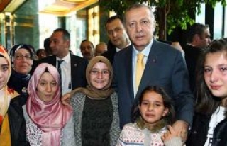 Halkı sarayda ağırladı