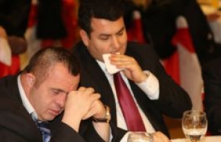 Hem ağlar, hem giderim