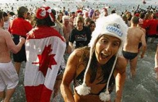 Kanada’da yüzlerce kişi ''buz'' gibi suya girdi