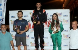 Kartingciler gece yarıştı