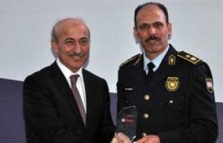 Katkı koyanlara plaket verildi