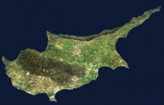 Kıbrıs sallandı
