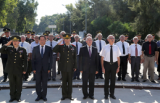 Lefkoşa’nın fethi şehitler anıtı önünde düzenlenen...