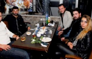 Levent söyledi konuklar eşlik etti