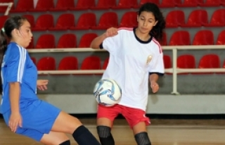 Liselerde futsal heyecanı sürüyor