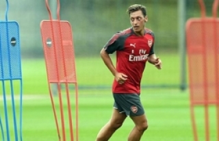 Mesut Arsenal'de kalmak istiyor