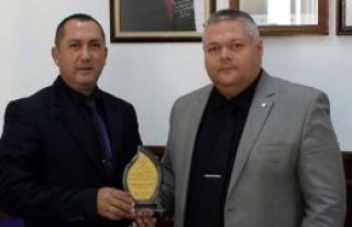 Musaoğulları’ndan Kadirağa’ya plaket