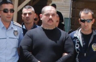 Nefesini tuttu ve kararı dinledi