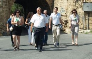 Oktay Kayalp halkla  projelerini paylaştı