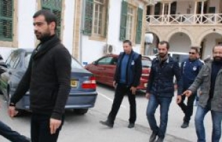Onlar da zafer  işareti yaptı