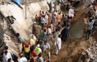 Pakistan’da cami çatısı çöktü: ölü sayısı...