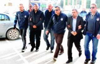 Perde aralanıyor