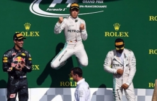 Rosberg uçtu