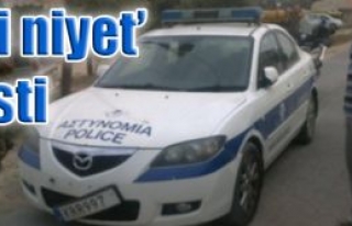 Rum polislerinin araçlarını iade ediyor