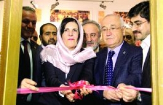 Siber’den başörtülü açılış