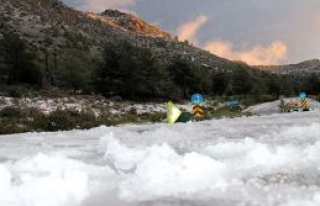 St. Hilarion kalesi'ne çıkan yol buzlanma nedeniyle...