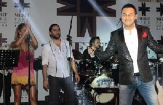 Tüm çiftler dans etti