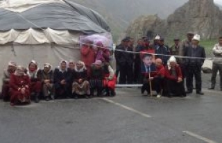 Yola çadır kurdular