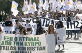 Yunan bayraklarıyla yürüdüler