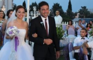 Yüzlerinde  güller açtı