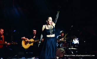 Sertab Erener, dünden bugüne en sevilen şarkılarını akustik-elektrik performansıyla yeniden seslendirdi