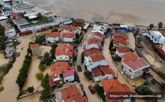 İzmir'i sağanak vurdu