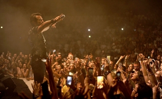 Kenan Doğulu yaz konserleri kapsamında Kuşadası’nda sahne aldı