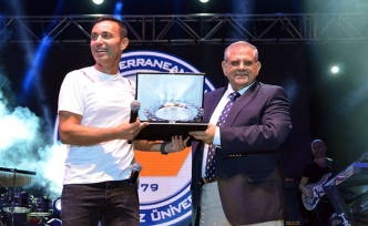 DAÜ’deki Hoş geldin Gecesi’ etkinliğinde Mustafa Sandal sahne aldı