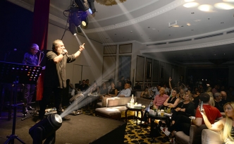 Soner Olgun Merit'te sabaha kadar söylüyor, hayranlarını mutlu ediyor