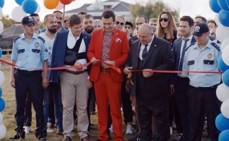 Çekimlerinin bir kısmı KKTC’de yapılan "Tosun Firarda Çift'lik Bank" filmi bugün vizyona giriyor
