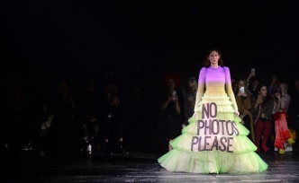Ünlü marka Viktor & Rolf, Paris Moda Haftası'ndaki defilesi ile dikkat çekti