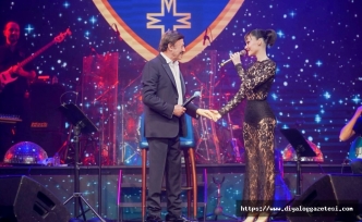 Şarkılar birlikte söylendi