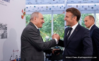 Macron durmuyor