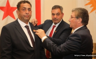 Rozetini Üstel taktı