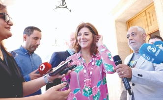 Topu liderlere attı