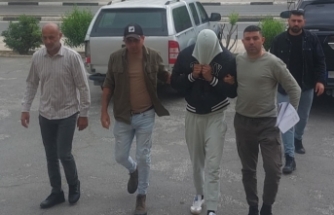 Cep telefonu inceleniyor