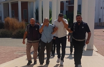 Evraklar inceleniyor