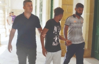 Cüzdanına sakladı