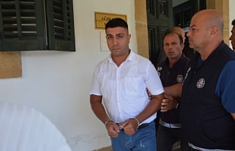 Dudağını ısırdı