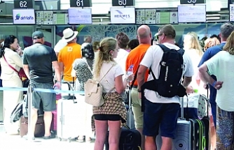 Yolcular ortada kaldı